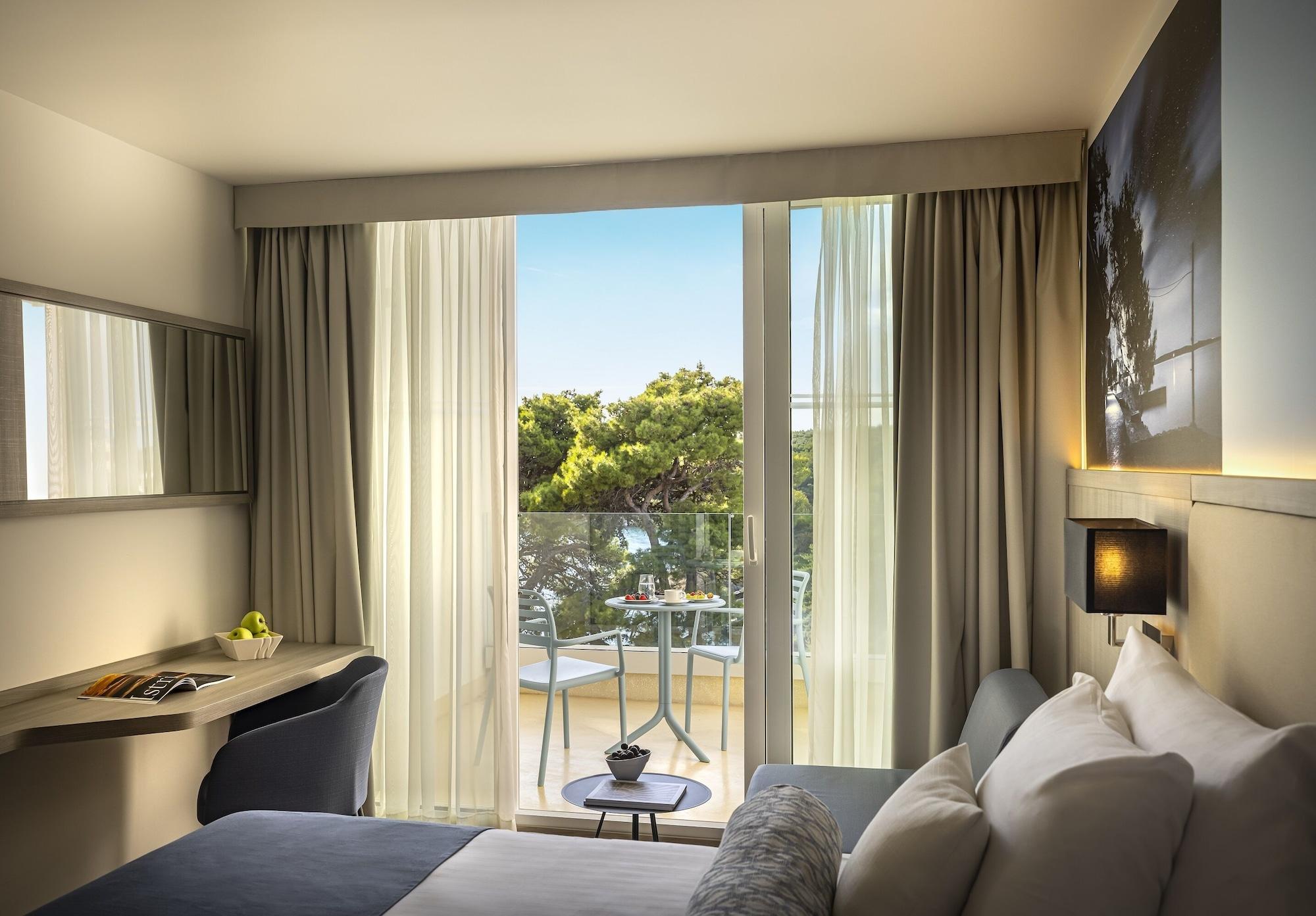 Valamar Carolina Hotel & Villas Kampor エクステリア 写真